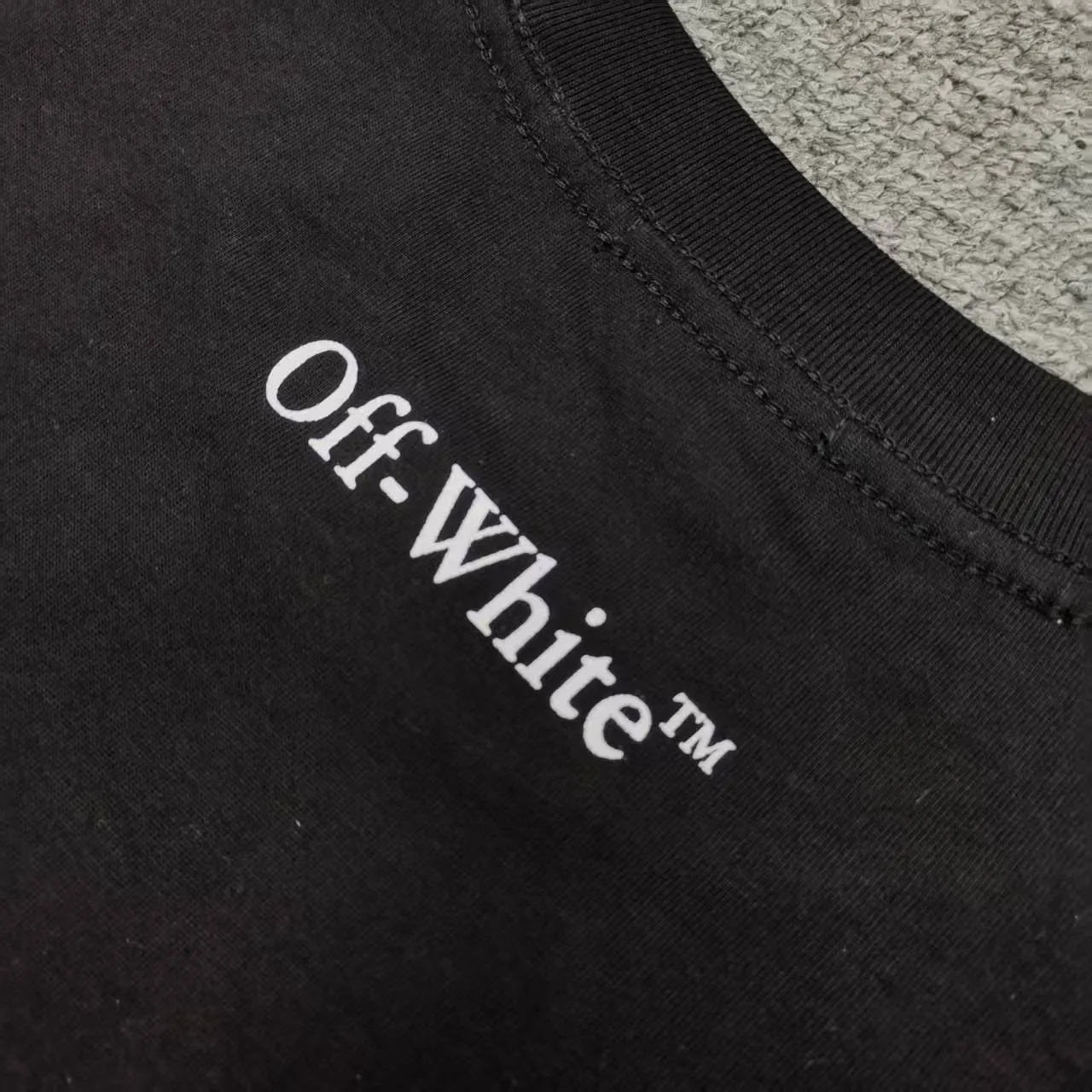 The top proven version OFF-WHI* 25SS new printed short-sleeves, loose fit, the same style for male and female couples stars. American designer Virgil Abloh founded the luxury street brand Off-White based on the pop culture of the younger generation. Walking between street culture and high-end fashion, contemporary elements are used to interpret youth culture, and fine workmanship is used to interpret trendy clothing. Photos, paintings and eye-catching graphic printing are all sources of inspiration for the designer. 32 counts of 260g double yarn pure cotton fabric, the printing uses Kornit digital direct injection technology, and the picture is clear. The white glue base ensures the firmness of the printing, and machine washing is stress-free - 1:1 original mold opening, ZP development, perfectly restored to the original version, produced by a large factory, not produced by a small factory on the market, fine wiring, top-notch craftsmanship, welcome to compare - A complete set of customized accessories for collar labels, hang tags, and wash water labels - Exclusive logo packaging - No matter age, body shape or gender, it is very suitable for both men and women. All details are real photos, buy with confidence. Color: black, white Size: S-XL P;120